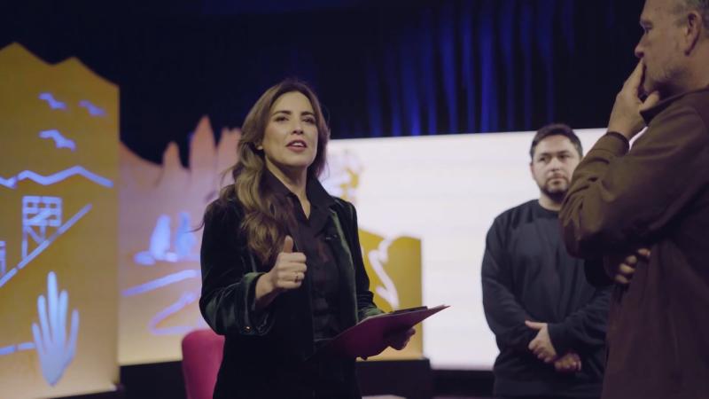 Lucía López es la conductora del programa "Hablemos de Chile". Créditos: Media UC.