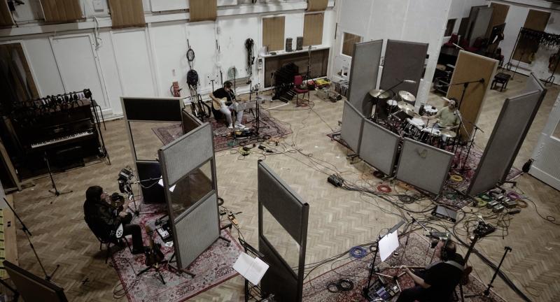 Los Tres en Abbey Road. Créditos: Universal Music Chile.