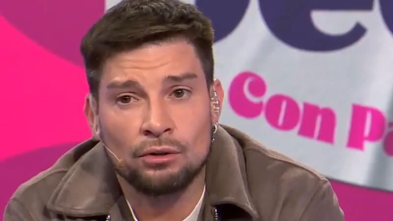 Luis Mateucci escuchando a Daniela Aránguiz