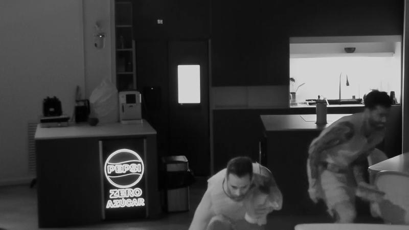 Luis y Daúd en el Futuro robando comida