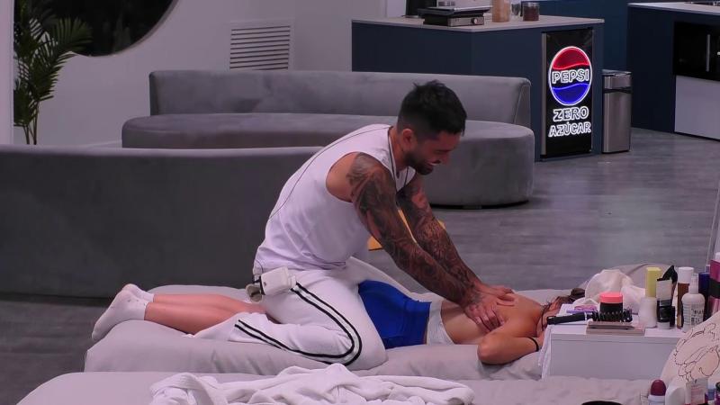 El coqueto masaje de Luis Jiménez a Disley Ramos en Mundos Opuestos