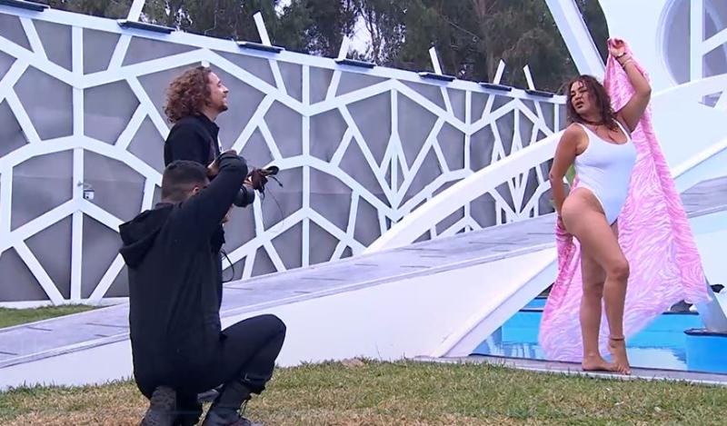 Marlen Olivari posa en traje de baño