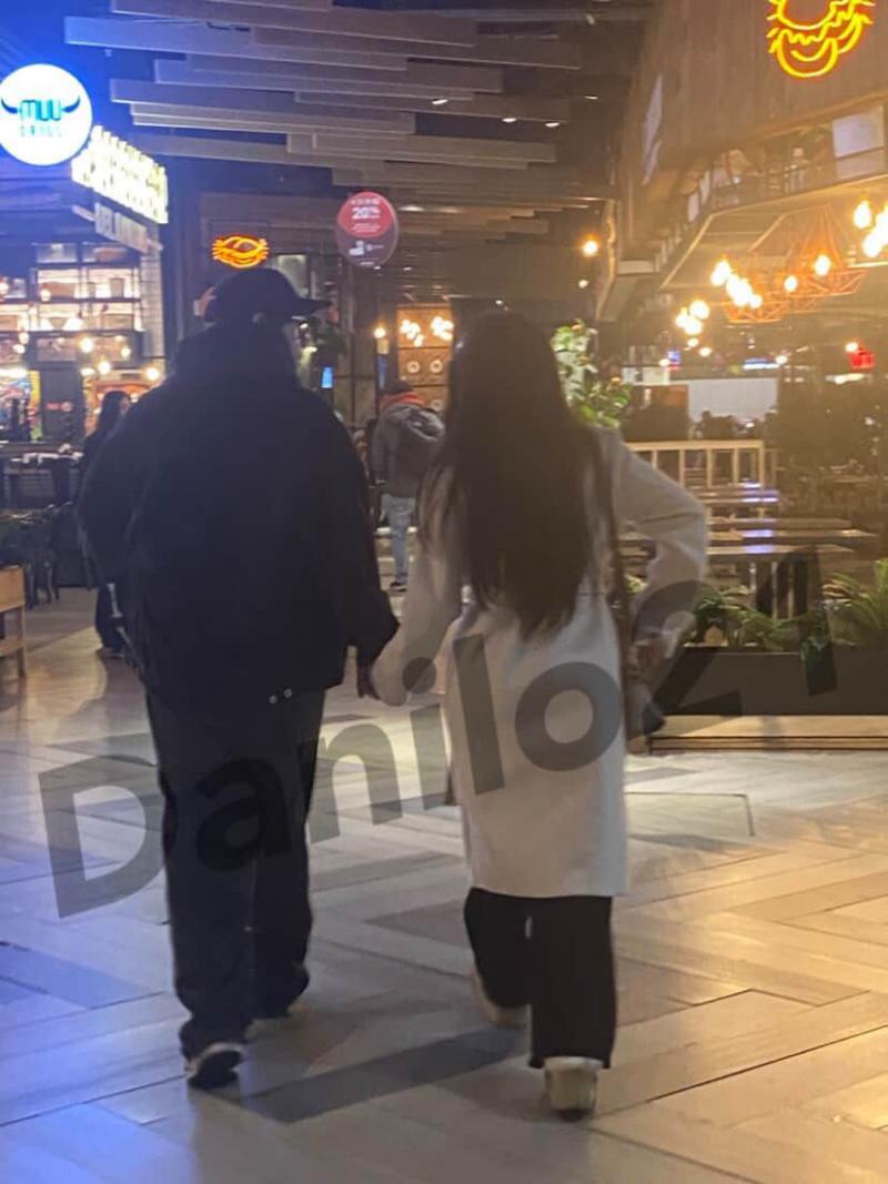 Eskarcita y Julitroz juntos en un centro comercial - Créditos: Danilo21