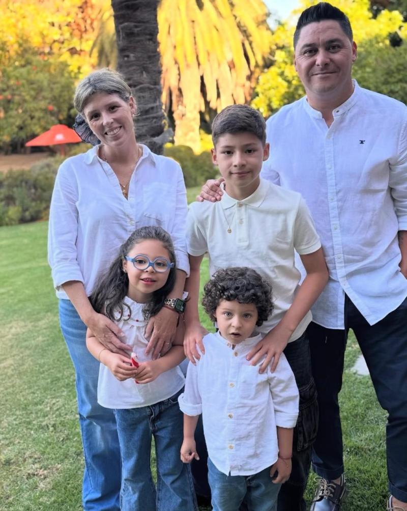 Manuel Neira junto a la familia que formó junto a Francisca Morales - Instagram