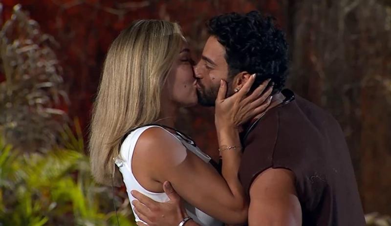 Vale y Yoan se dan un beso