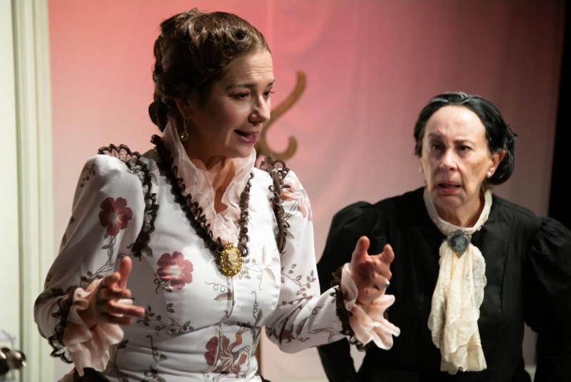 Katty Kowaleczko y Mónica Carrasco en Casa de Muñecas 2. Créditos: Instagram Teatro Mori.