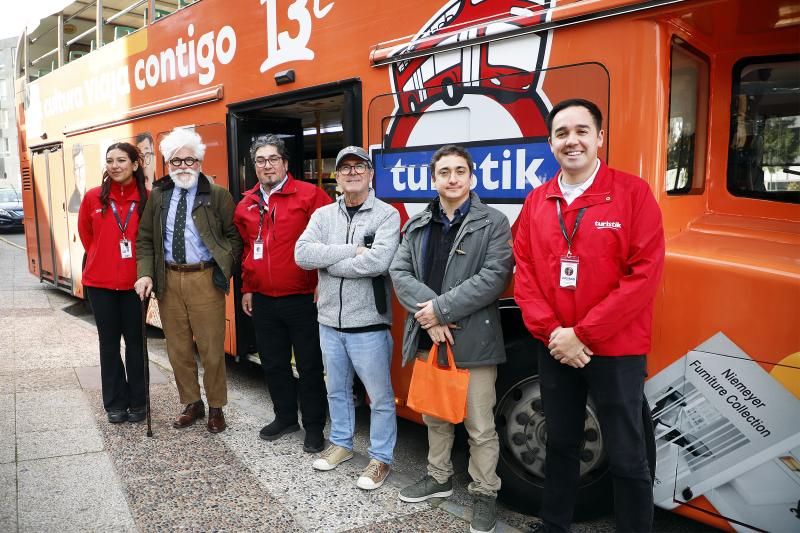 Federico Sánchez y Marcelo Comparini con funcionarios de la compañía Turistik. Créditos: 13C.