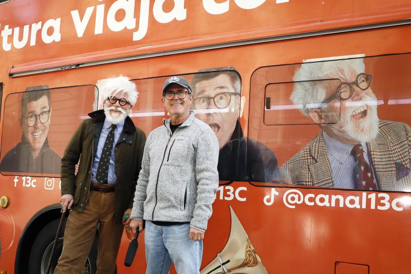 Marcelo Comparini y Federico Sánchez afuera de un bus Turistik. Créditos: 13C