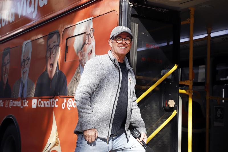 Marcelo Comparini se sube a un bus Turistik. Créditos: 13C