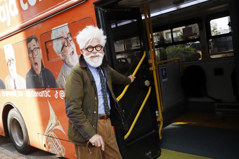 Federico Sánchez se sube a un bus Turistik. Créditos: 13C