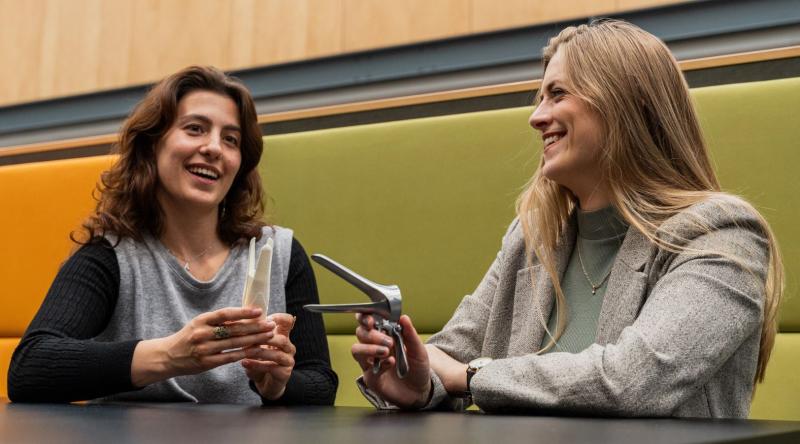 Ariadna Izcara Gual y Tamara Hoveling crearon "Lilium", un espéculo vaginal más cómodo para los tratamientos ginecológicos. Créditos: Universidad Técnica de Delft