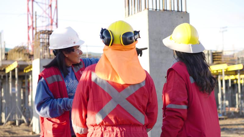 Funcionarias trabajan en la construcción del Hospital La Serena. Créditos: 13C