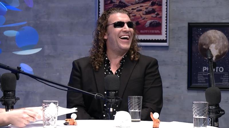 Cantante Leo Rey en Crónicas Terrícolas. Créditos: YouTube.