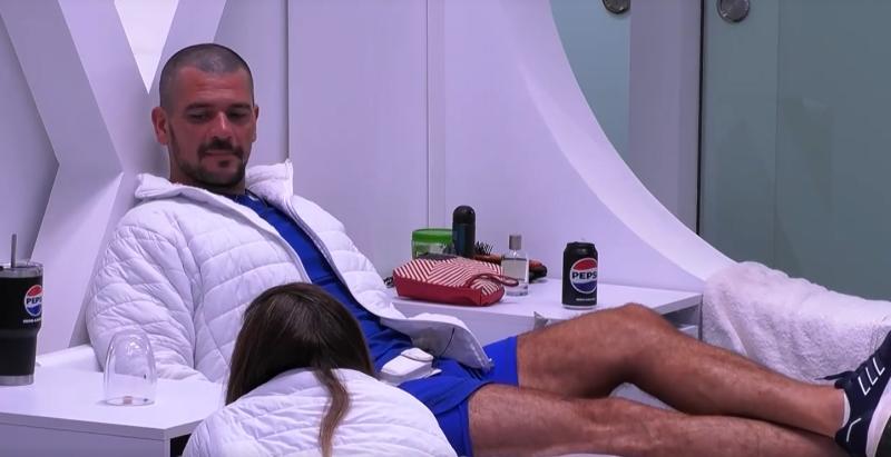 Armaron una improvisada trampa para moscas en Mundos Opuestos