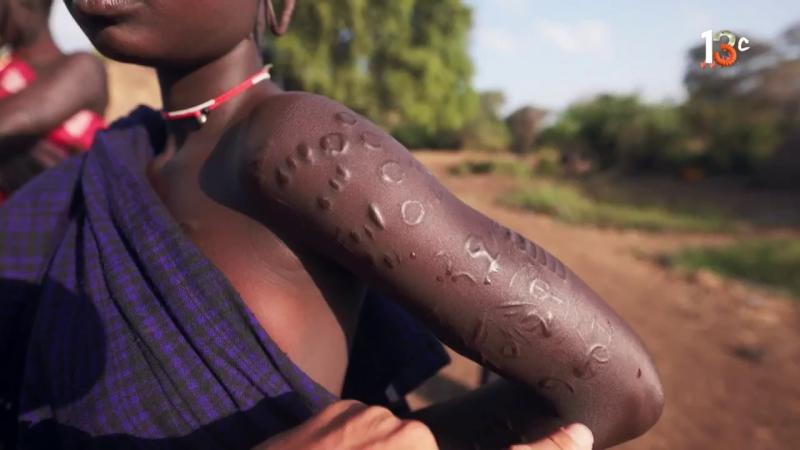 Jorge Said muestra ritual que realizan las mujeres Mursi. Créditos: 13C