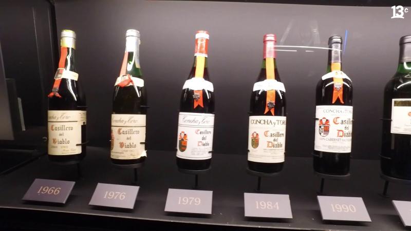Diseños de las botellas de vino 'Casillero del Diablo' en Museo de Viña Concha y Toro. Créditos: 13C