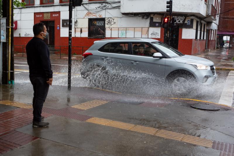 Las multas que arriesgan los conductores que salpican en días de lluvia - Agencia Uno