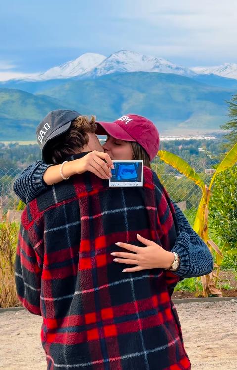 Joaquín Méndez junto a su pareja anunciando que serán padres - Instagram