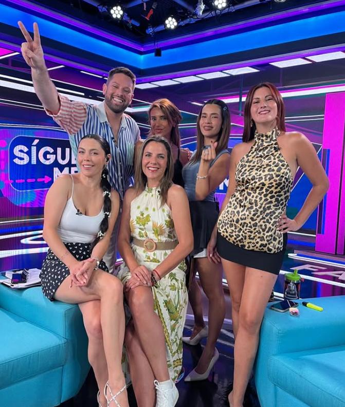Daniela Aránguiz y María Paz Arancibia junto al panel de Sígueme - Instagram TV+