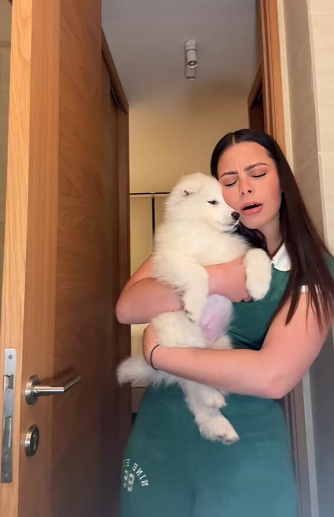 La tiktoker Chely Schneider junto a su cachorro - Captura