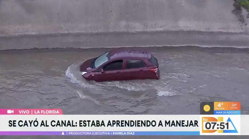 Auto cae al canal San Carlos en La Florida.