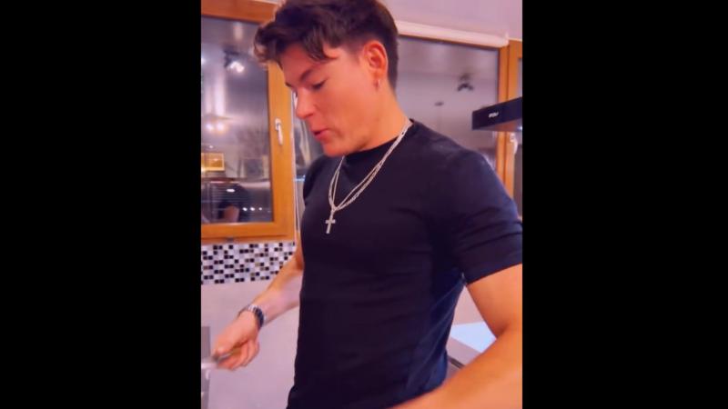 Cuco Cerda en el video de Daniela Aránguiz