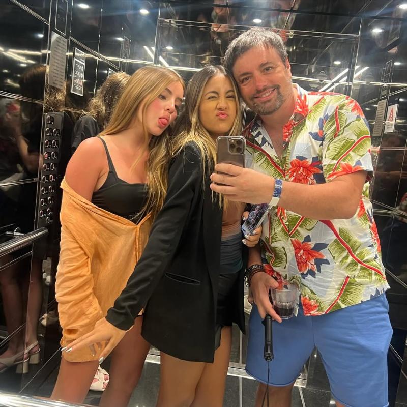 Daniel Valenzuela junto a sus hijas Alondra (izquierda) Eloísa (en medio) - Instagram