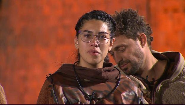 Eskarcita llora con la carta de Karen a Juan Pedro