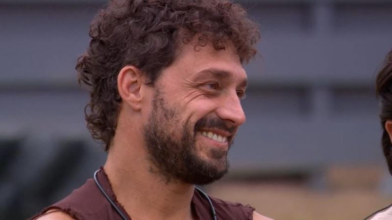 Joche feliz con la carta de Ignacia en Mundos Opuestos