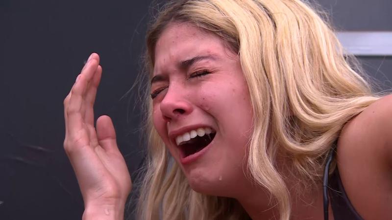 Matu llora desconsolada por ir de nuevo al Pasado