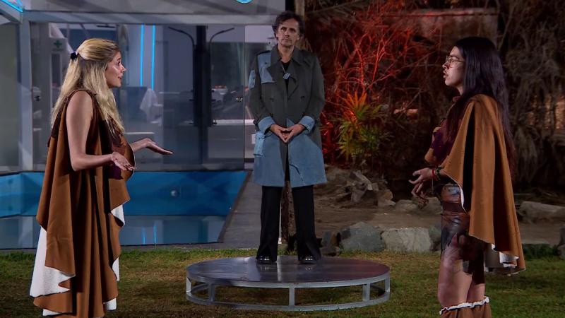 Matilda y Eskarcita discuten en el Concejo de Todos los Tiempos en Mundos Opuestos