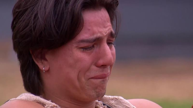 Alan Didier llora con la carta sobre sus abuelos