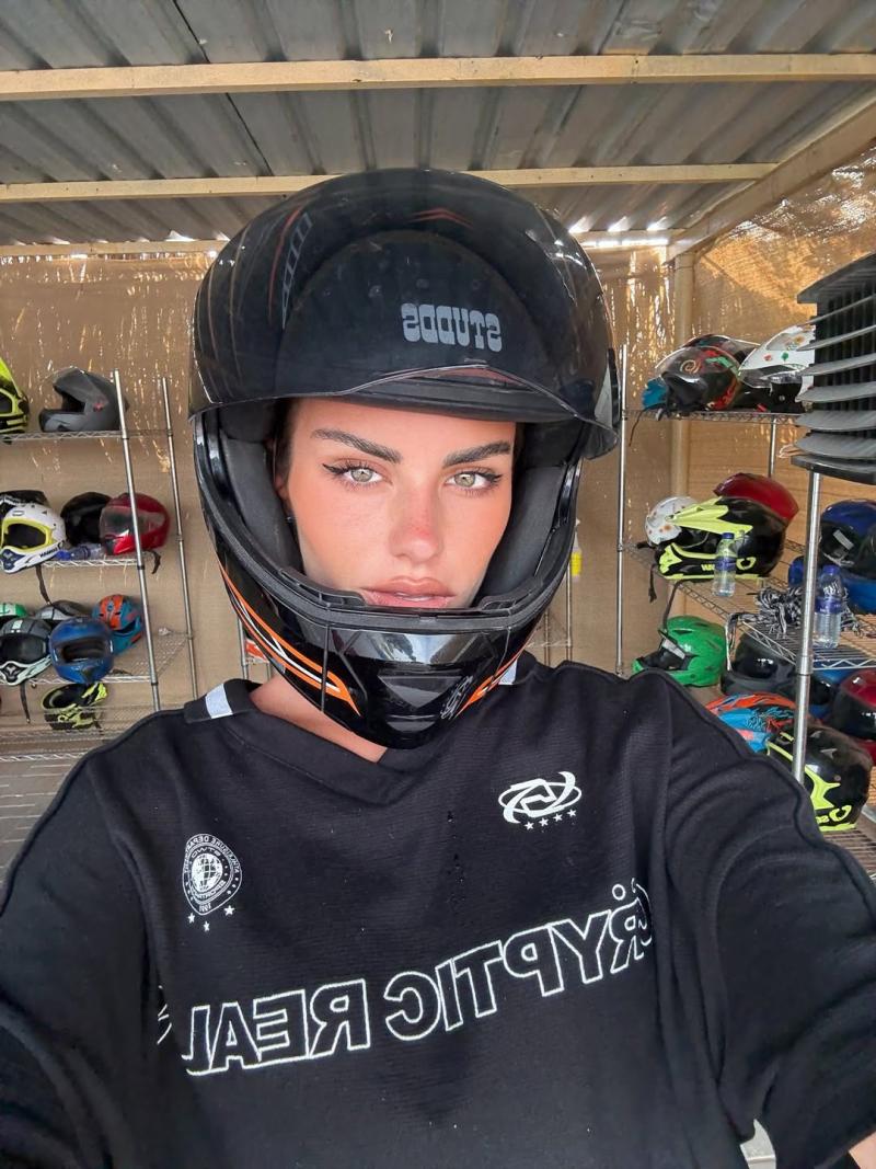 Emilia Dides paseó en moto por el desierto - Instagram