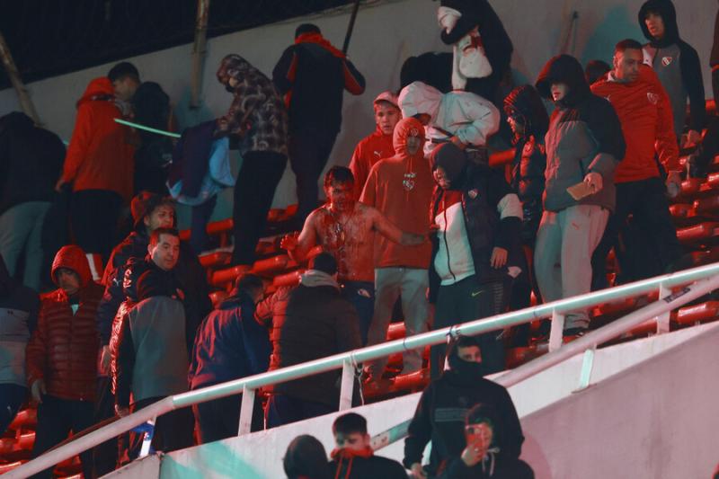 Barras de Independiente y U. de Chile/Aton