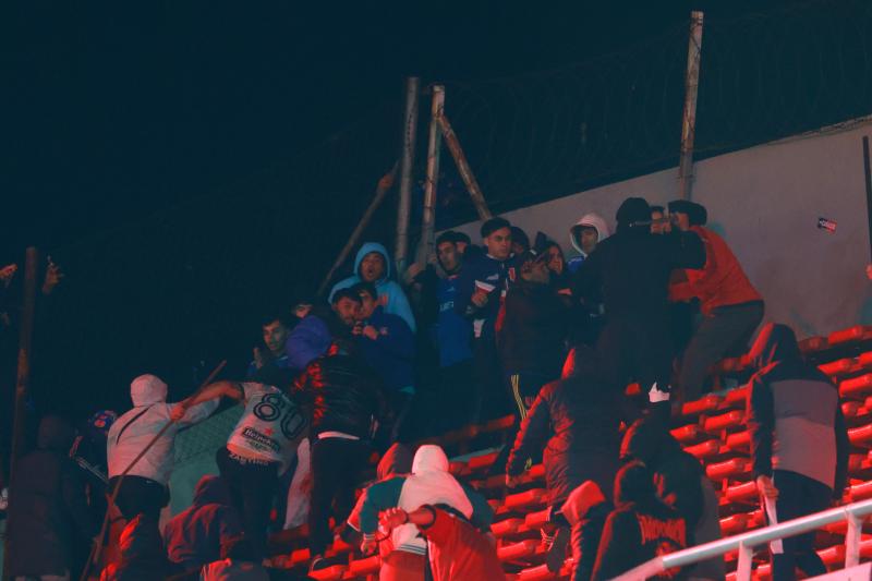Hinchas de U. de Chile son agredidos en Avellaneda -Photosport.