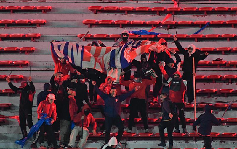 Agreden a hinchas de U. de Chile en Argentina.