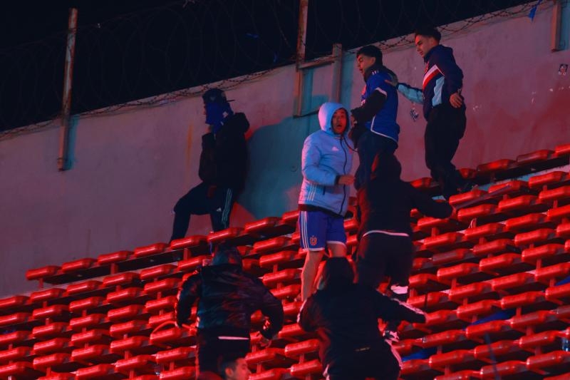 Agresión de hinchas de Independiente a seguidores de U. de Chile.