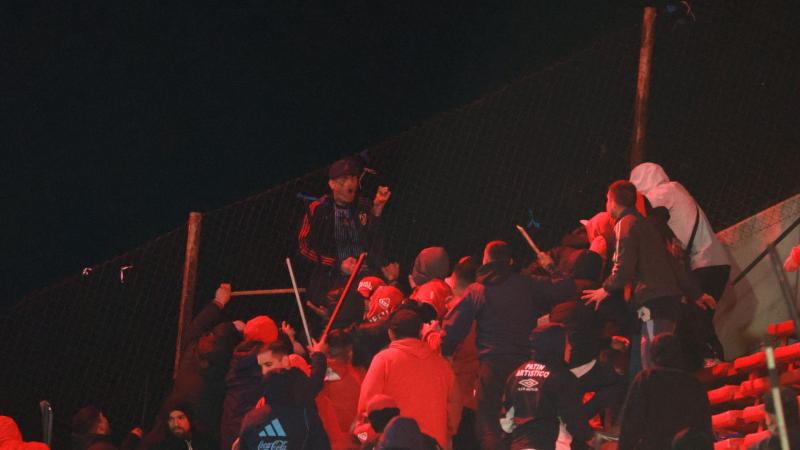 Los conflictos entre hinchas de U. de Chile y barristas de Independiente