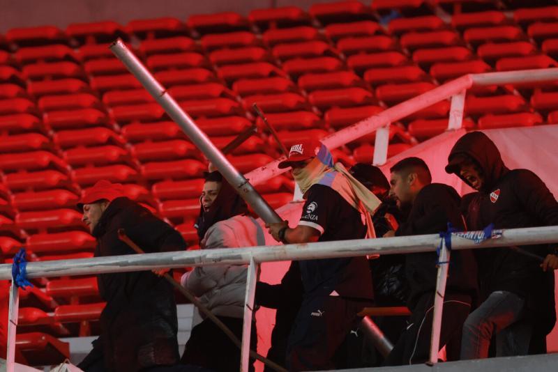 Enfrentamiento entre hinchas en estadio de Independiente - Aton