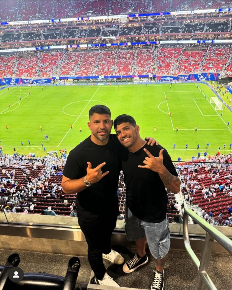 Gastón del Castillo junto al Kun Agüero