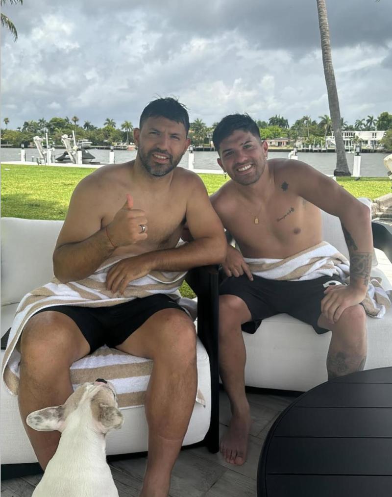 Gastón del Castillo junto al Kun Agüero, su hermano mayor - Instagram