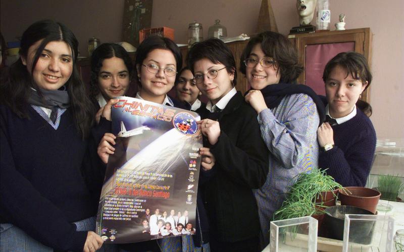 Estudiantes de Liceo N°1 Javiera Carrera enviaron chinitas al espacio en 1999. Créditos: Archivo y Revista Sábado.