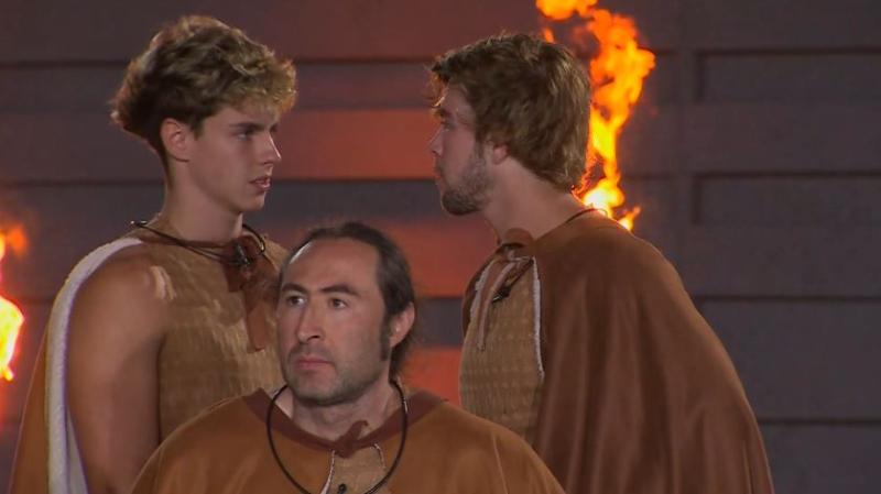 Diego y Jota comentan tras el Consejo