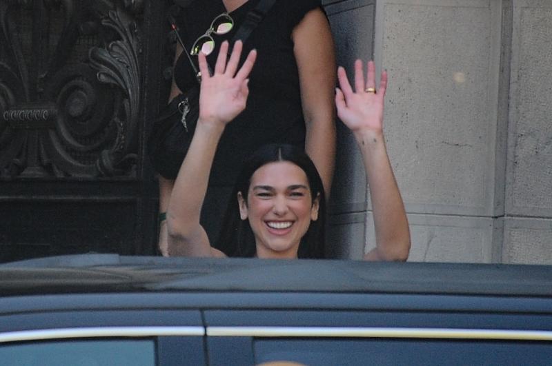 Dua Lipa salió a saludar a sus fans durante su recorrido por el Club de la Unión en Santiago. Créditos: Agencia Uno.