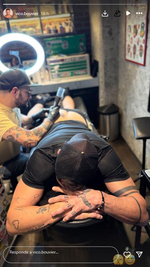 Vico Bouvier se tatúa la nalga - Instagram