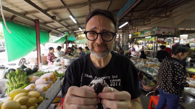 Marcelo Kiwi comió una araña disecada en Siempre hay un chileno. Créditos: Canal 13