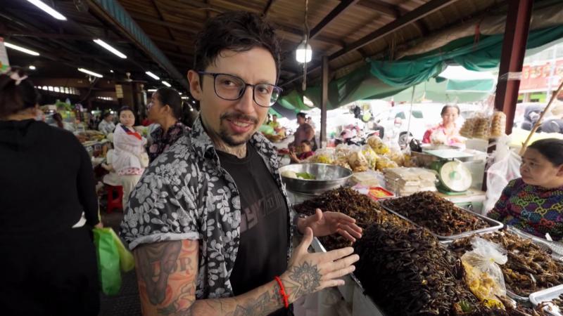 Matías Bravo, chileno que vive en Camboya, le mostró a Marcelo Kiwi la gastronomía del país. Créditos: Canal 13