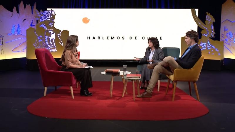 Lucía López junto a los académicos Soledad Vallejo y Esteban Calvo en "Hablemos de Chile". Créditos: Media UC.
