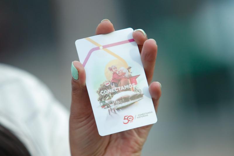 Tarjeta Bip! que celebra los 50 años del Metro de Santiago. Créditos: Agencia Uno.