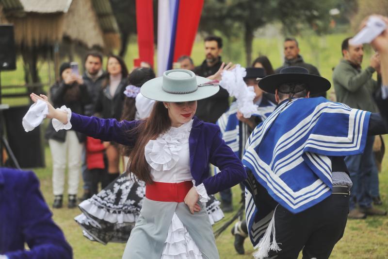 Estas Fiestas Patrias lúcete bailando cueca - Agencia Uno
